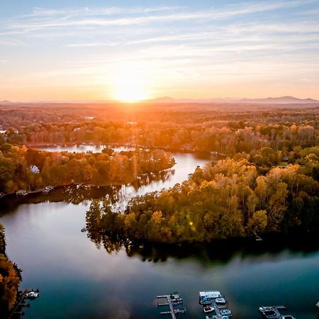 Halesford Harbour Resort - Smith Mountain Lake Moneta Екстериор снимка